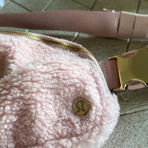 Lululemon Everywhere Belt Bag 1L *Fleece Pink Mist / Gold - Picture 5 of 7